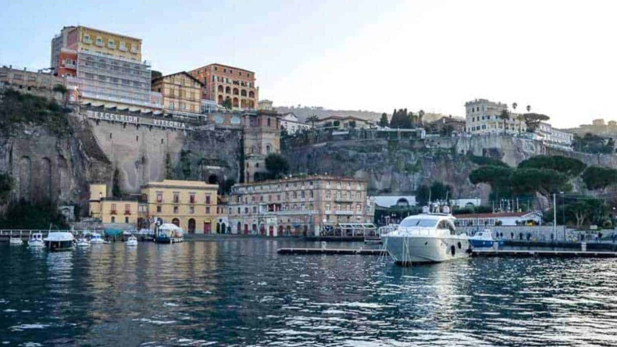 Ville sul mare in costiera italiana con yacht e barche, panorami suggestivi, case colorate e ambienti di vacanza. Destinazione turistica ideale per fotografia e relax.
