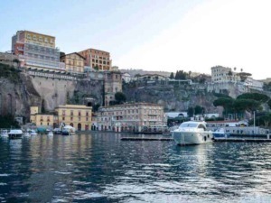 Ville sul mare in costiera italiana con yacht e barche, panorami suggestivi, case colorate e ambienti di vacanza. Destinazione turistica ideale per fotografia e relax.