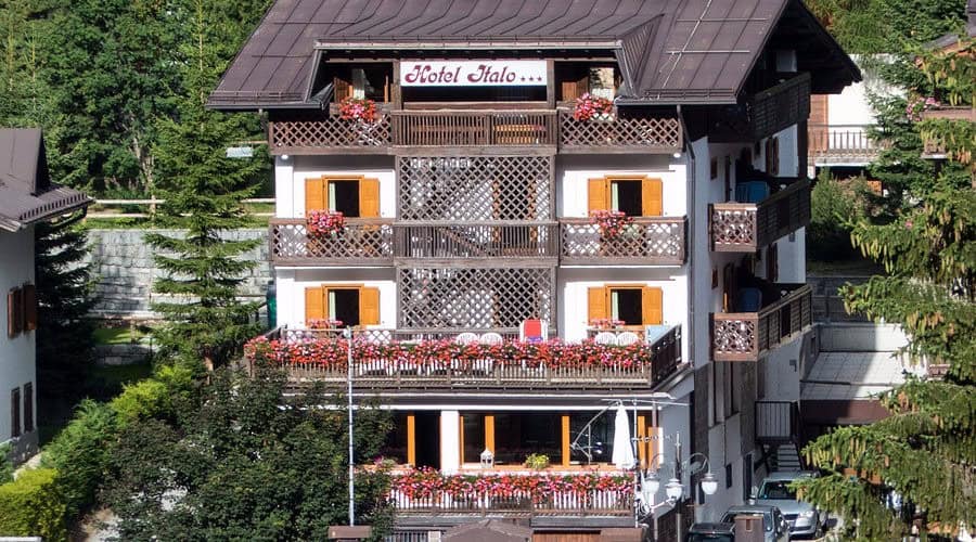 Dormire in un Hotel a Madonna di Campiglio tra neve perenne e laghi azzurri 10 Hotel Thalo a Madonna di Campiglio immerso in un paesaggio invernale con neve perenne e laghi azzurri, ideale per un soggiorno tra natura e relax.
