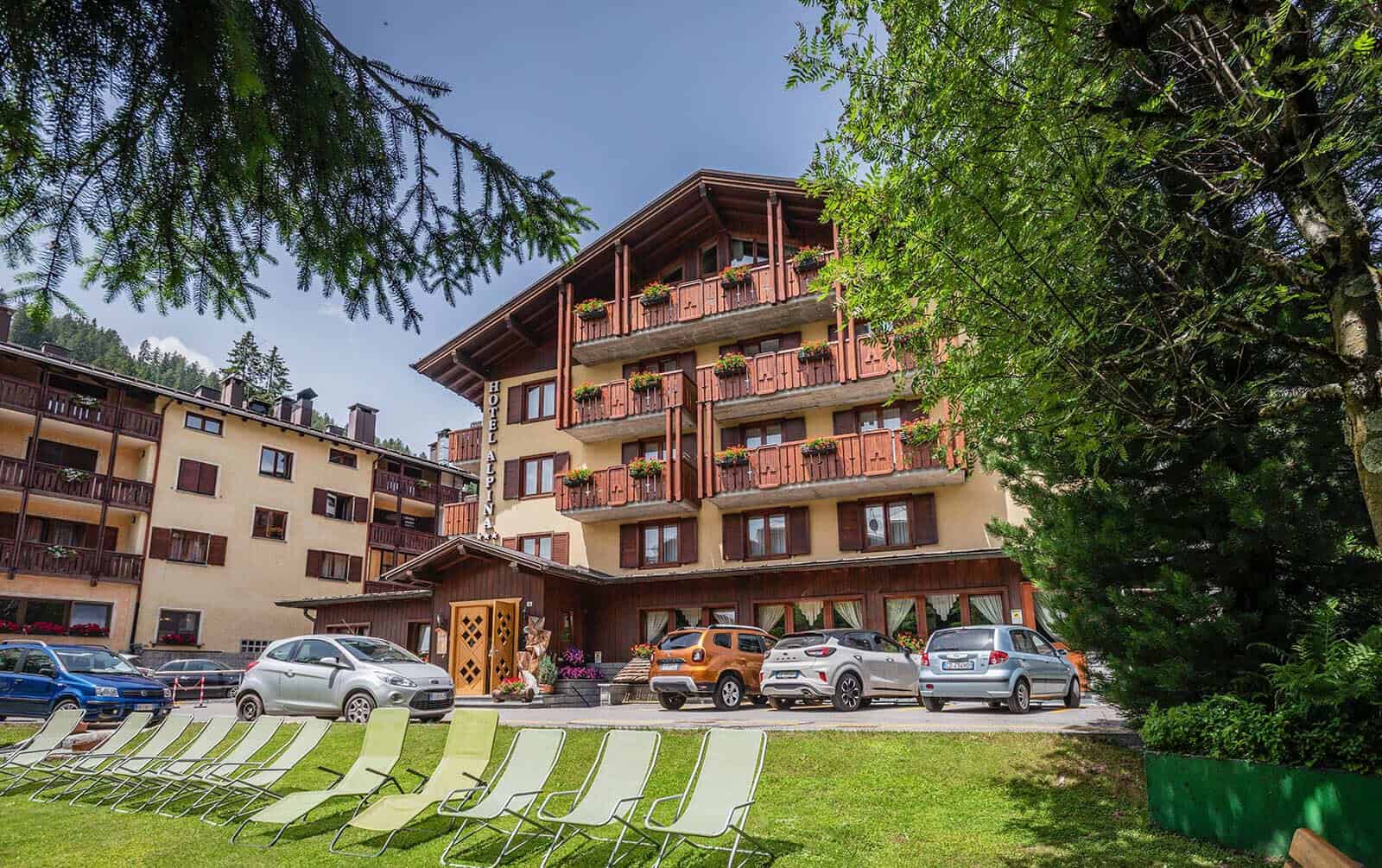 Dormire in un Hotel a Madonna di Campiglio tra neve perenne e laghi azzurri 2 Hotel accogliente a Madonna di Campiglio con vista sulle montagne innevate e laghi cristallini, ideale per un soggiorno rilassante tra natura e comfort.