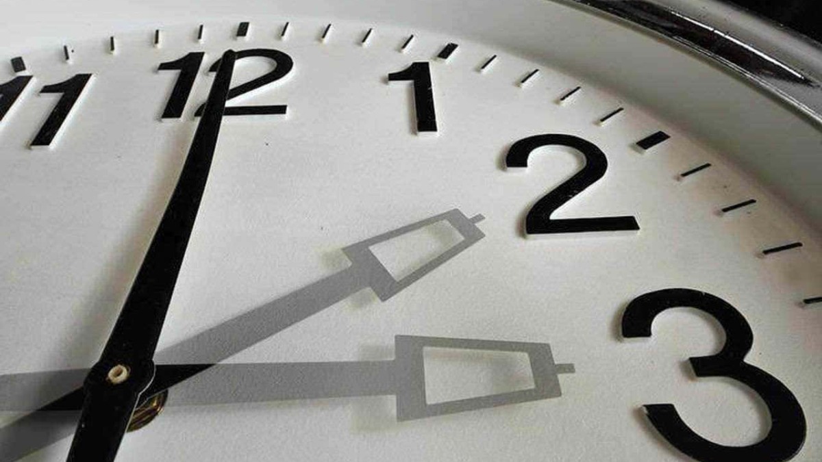 Orologio analogico in close-up, focus sul quadrante con onde le lancette segnano quasi le 12:30, evidenziando il design minimalista e l'eleganza dell'orologio.