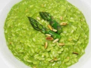 Verdure di zucchine tritate e soffritte, guarnite con punte di asparagi e semi di girasole, in un piatto colorato e appetitoso. Una ricetta leggera e salutare, ideale per una dieta equilibrata.