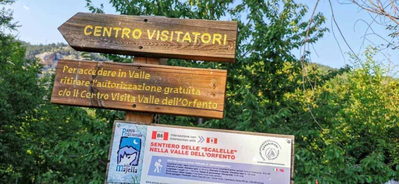 Centro visitatori Valle dell'Ornento, segnali di ingresso con informazioni sul sentiero delle Scalelle nel Parco Nazionale della Majella, natura e ambiente montano, itinerario trekking.