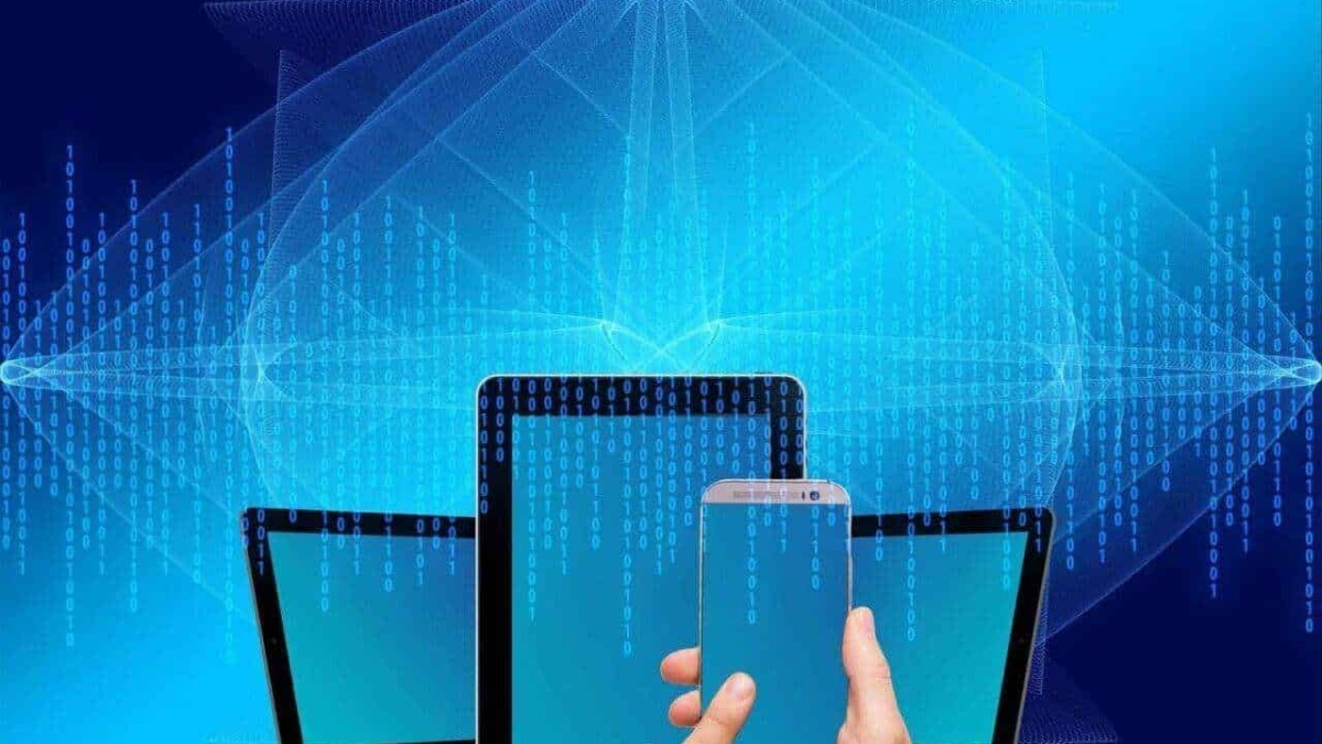 Tecnologia digitale, dispositivi mobili e reti di connessione in evidenza in un'immagine moderna e futuristica.
