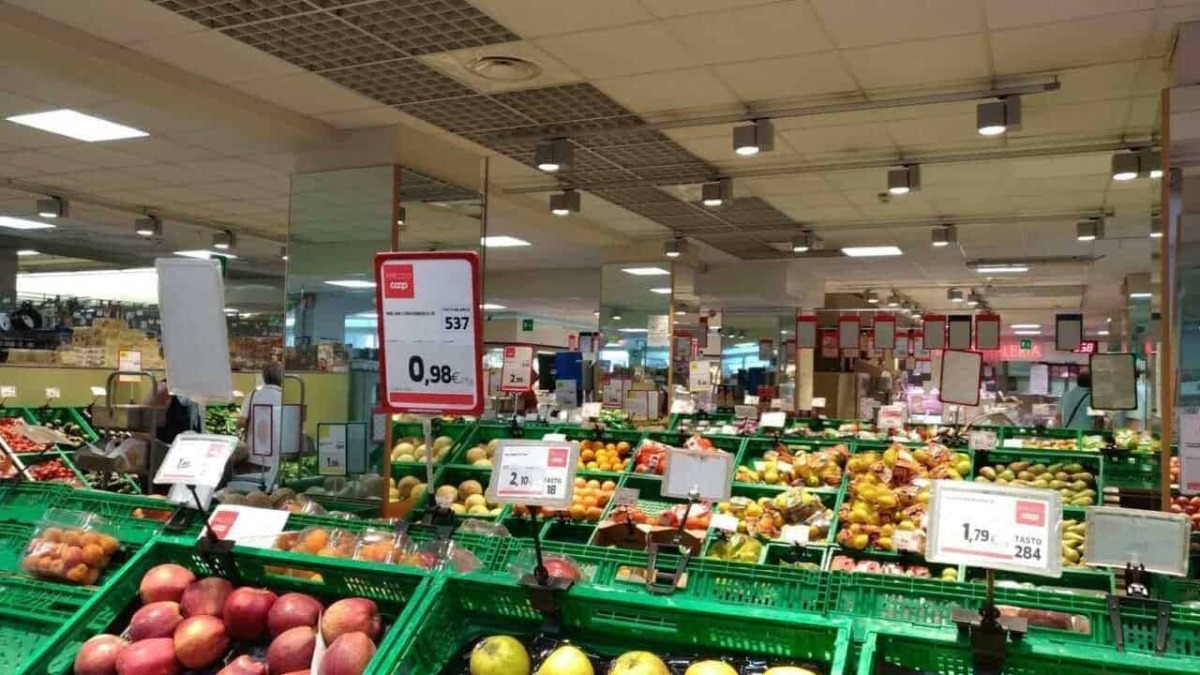 Pomodori, frutta fresca e verdure in vendita in supermercato, prodotti alimentari di qualità a prezzi competitivi. Ideale per acquisti settimanali di frutta e verdura in supermercati italiani.