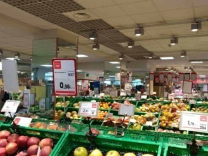 Pomodori, frutta fresca e verdure in vendita in supermercato, prodotti alimentari di qualità a prezzi competitivi. Ideale per acquisti settimanali di frutta e verdura in supermercati italiani.