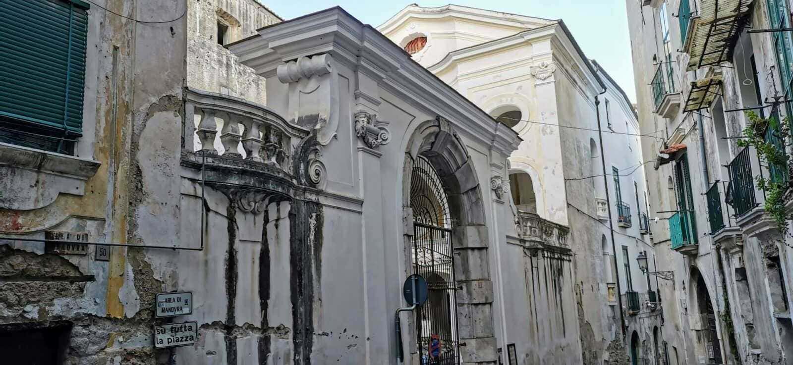 Faro antico con fontana e struttura in pietra, elemento storico e architettonico, caratterizzato da dettagli in stucco e ferro battuto, rappresenta un esempio di patrimonio culturale italiano.
