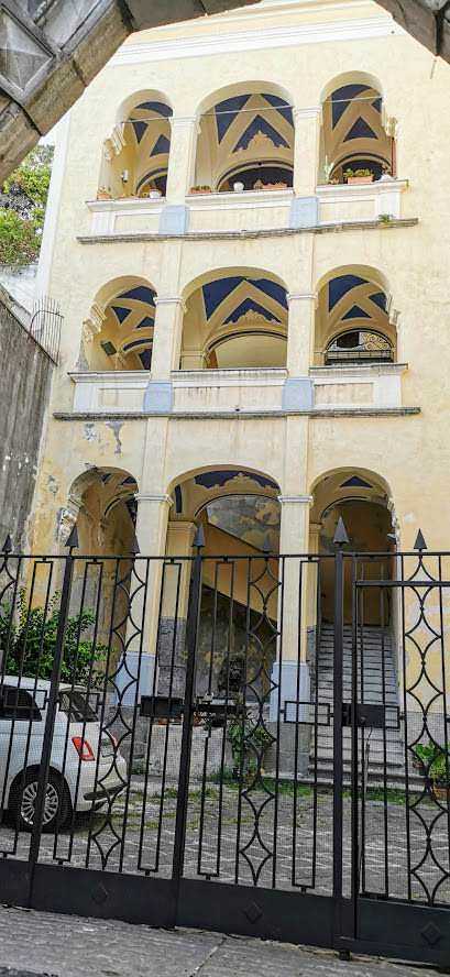 Appunti Sul Blog building con facciata storica e palme, centro città, architettura urbana e turismo locale, immagini di carattere storico e culturale, fotografie di luoghi emblematici italiani