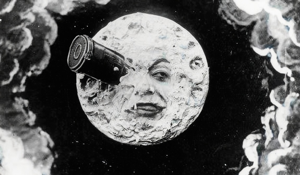 Vignetta creativa con il volto della luna che guarda attraverso un cannocchiale, circondata da nuvole di fumo, in stile artistico e surreale, ideale per blog di astronomia o arte visiva.