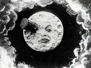 Vignetta creativa con il volto della luna che guarda attraverso un cannocchiale, circondata da nuvole di fumo, in stile artistico e surreale, ideale per blog di astronomia o arte visiva.