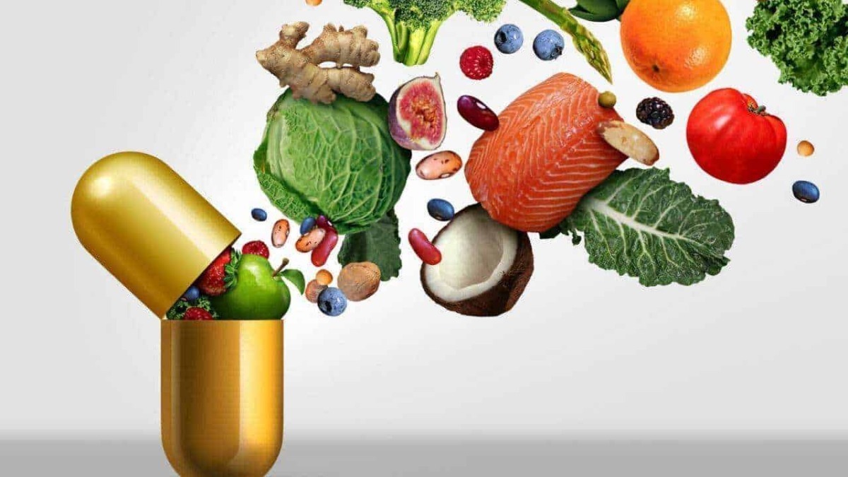 Capsula dorata con integratori alimentari che rilascia frutta e verdura fresca e colorata, simbolo di salute e benessere naturale. Immagine rappresenta integratori naturali e stile di vita salutare.