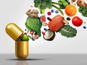 Capsula dorata con integratori alimentari che rilascia frutta e verdura fresca e colorata, simbolo di salute e benessere naturale. Immagine rappresenta integratori naturali e stile di vita salutare.