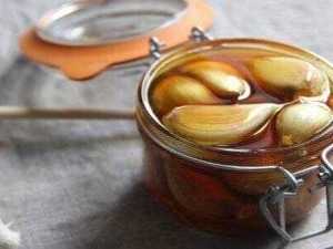 F jar di aglio sottaceto in barattolo di vetro con chiusura metallica, ideale per uso culinario e conservazione naturale.