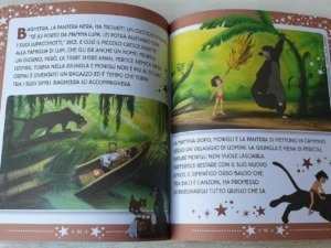 Un libro illustrato con pagine a colori che racconta una storia di animali nella giungla, con immagini di una tigre, un ragazzino e una pantera nera, ispirato alla narrativa per bambini e poesia.