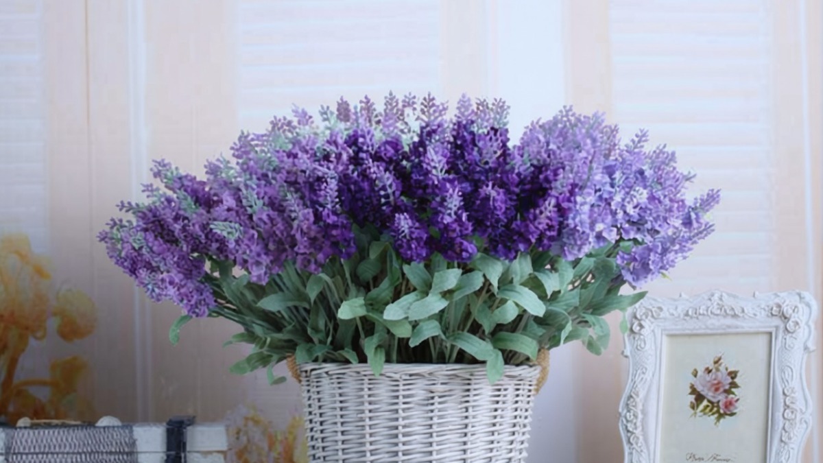 Fiori di lavanda viola in un elegante vaso bianco sul tavolo davanti a una finestra luminosa, decorazione floreale per la casa e l'arredamento.