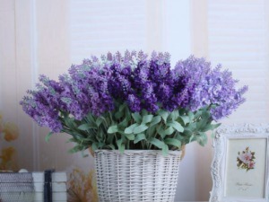 Fiori di lavanda viola in un elegante vaso bianco sul tavolo davanti a una finestra luminosa, decorazione floreale per la casa e l'arredamento.
