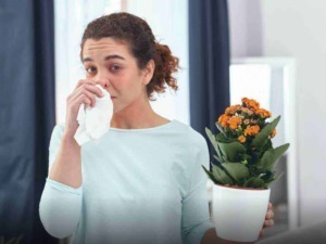 Febbre alta e raffreddore: donna che si appoggia al fazzoletto, sintomi influenzali e malattie stagionali, cura del raffreddore, rimedi naturali e crescita delle piante in vaso.