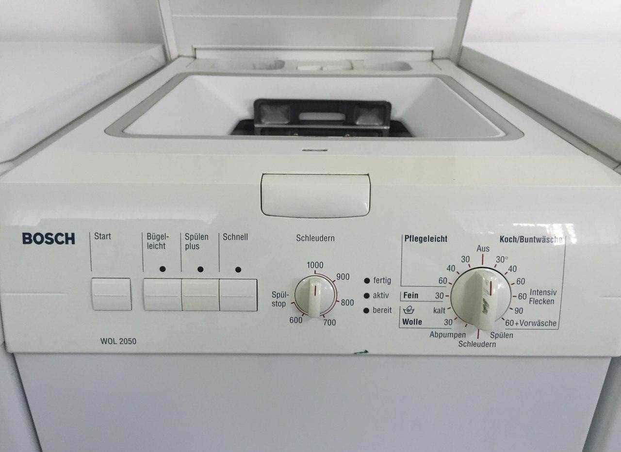 Come pulire la lavatrice carica dall'alto? 4 metodi validi 2 Pulire la lavatrice a carica dall'alto: Lavatrice bianca Bosch con impostazioni di lavaggio e programmi specializzati, vista dall'alto, attrezzature per la cura dei vestiti, tecnologia domestica moderna, guida alle proprietà di lavaggio, efficienza e funzionalità.