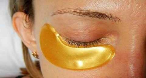 Cuscino occhi oro, trattamento di bellezza e cura della pelle, massaggi e benessere viso, cosmetici di lusso per il relax.