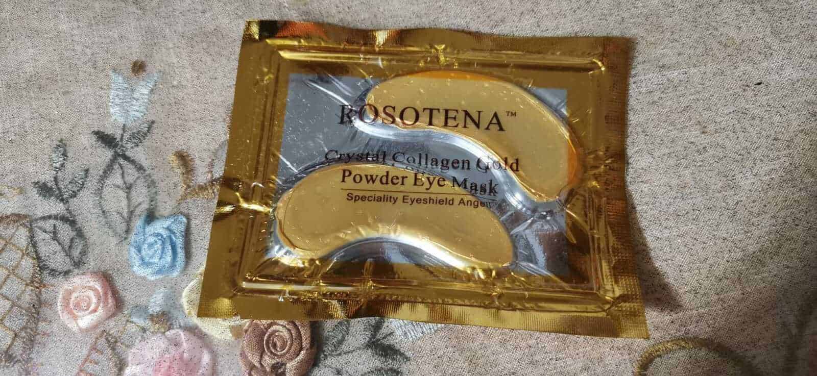 Ragazza con maschera per gli occhi, maschera viso collagene oro, trattamento di bellezza, cosmetici di lusso, cura della pelle, prodotto di bellezza, maschera occhi anti-età, prodotti skincare di alta qualità, benessere e relax.