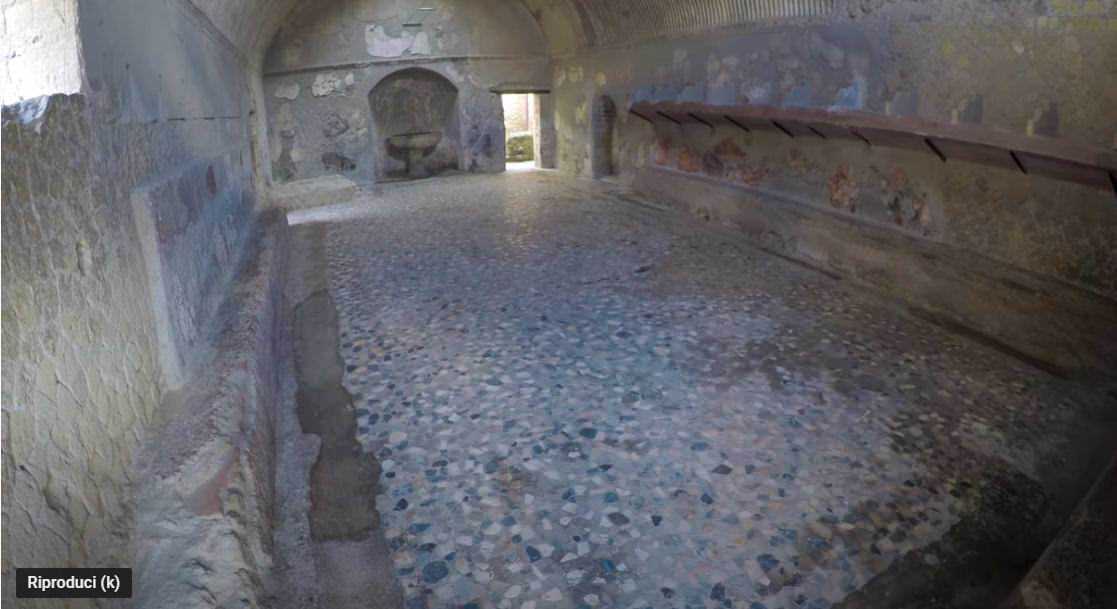 Antico rifugio sotterraneo in pietra e mosaico, con archi e nicchie, atmosfera storica e suggestiva, esempio di architettura medievale e lavorazione artigianale.