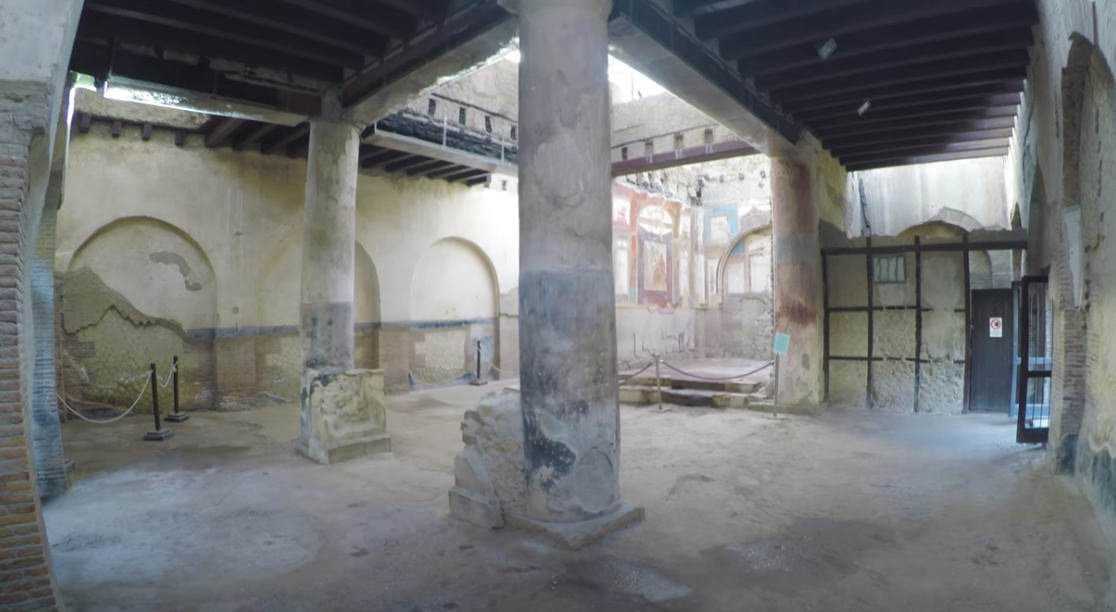 Vecchio scavo archeologico con colonne e resti di affreschi, patrimonio storico romano, conservazione di musei e siti archeologici, appunti sul blog, visita culturale in Italia, storia antica, resti romani, architettura antica.