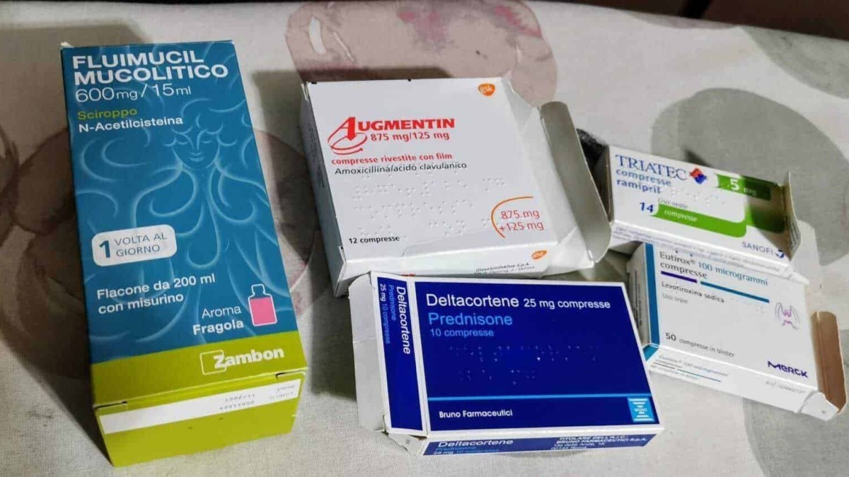 Flacone di medicina con farmaci vari per influenza e raffreddore, compresse e sciroppo, farmaci prescritti dal medico, cura sintomi, prodotti farmaceutici di uso quotidiano.