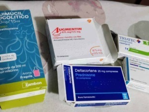Flacone di medicina con farmaci vari per influenza e raffreddore, compresse e sciroppo, farmaci prescritti dal medico, cura sintomi, prodotti farmaceutici di uso quotidiano.
