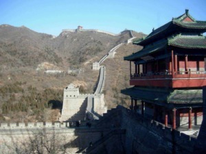Faro di Badaling sulla Grande Muraglia cinese con paesaggio montano e cielo blu, struttura tradizionale cinese e vista panoramica delle antiche mura.