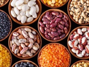 Semi di legumi vari in ciotole di terracotta, ricchi di proteine, fibre e nutrienti essenziali. Perfetti per una dieta sana e equilibrata, ideali per insalate, zuppe e piatti vegani.