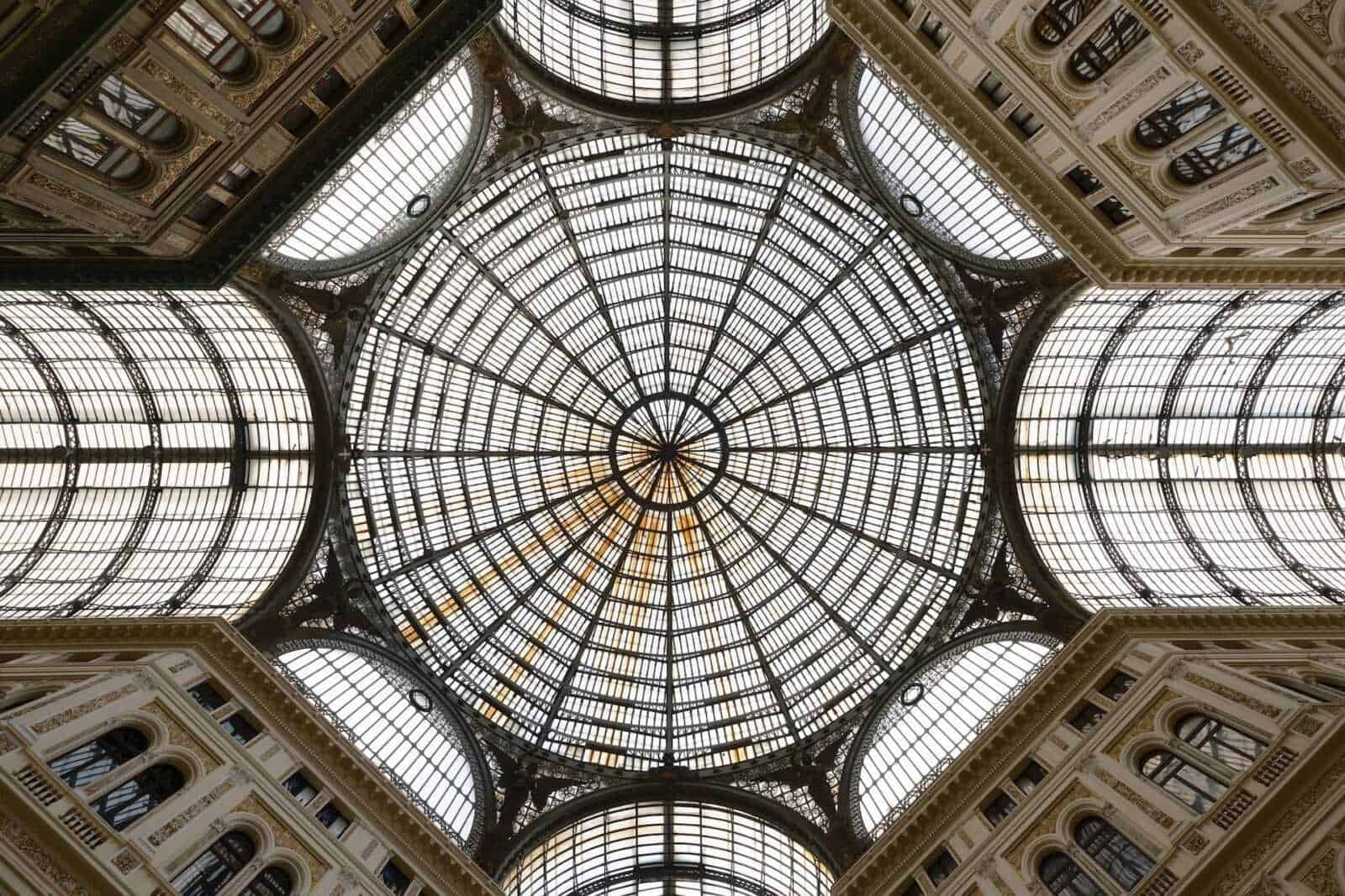 Vetro artistico con cupola in stile liberty all'interno di un edificio storico, elemento architettonico mozzafiato, perfetto esempio di design e ingegneria.