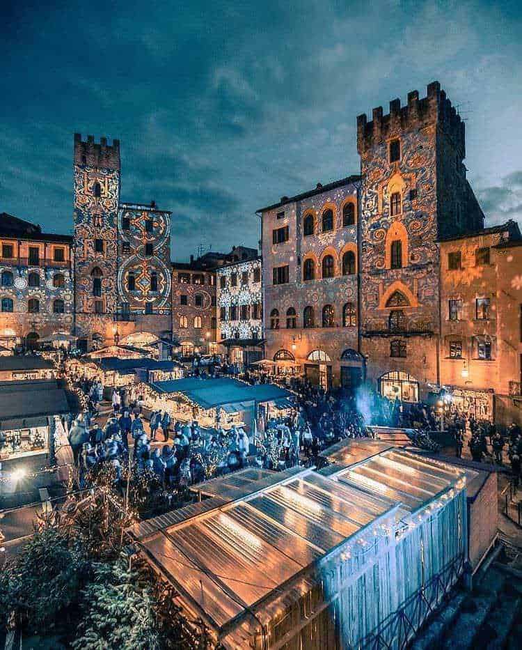 Piazza Grande ad Arezzo con i mercatini di Natale