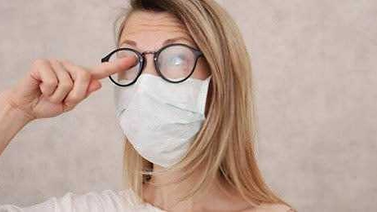 Occhiali da vista e mascherina protettiva, donna che si prepara a uscire, focus sulla prevenzione Covid-19 e sicurezza personale.