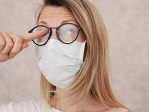 Occhiali da vista e mascherina protettiva, donna che si prepara a uscire, focus sulla prevenzione Covid-19 e sicurezza personale.
