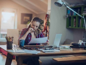 Filemame: ragazza studiosa alcune di idee creative appunti sul blog