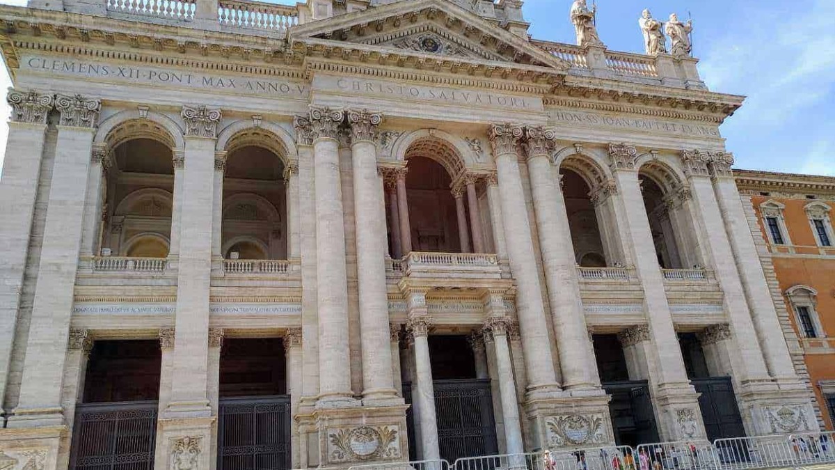 Pietra e dettagli architettonici della facciata della Chiesa di Sant'Ignazio in Roma, con colonne e statue barocche che decorano l'edificio religioso storico.