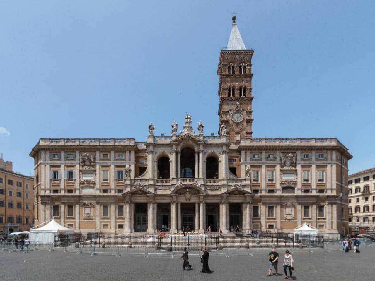 Fontana di Piazza del Gesù a Roma con la Basilica del Gesù e il campanile, esempio di architettura barocca, visitata da turisti e cittadini.