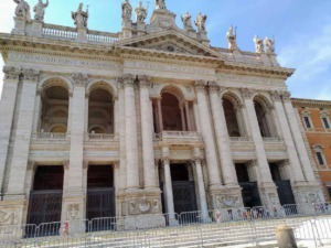 Pietra e dettagli architettonici della facciata della Chiesa di Sant'Ignazio in Roma, con colonne e statue barocche che decorano l'edificio religioso storico.