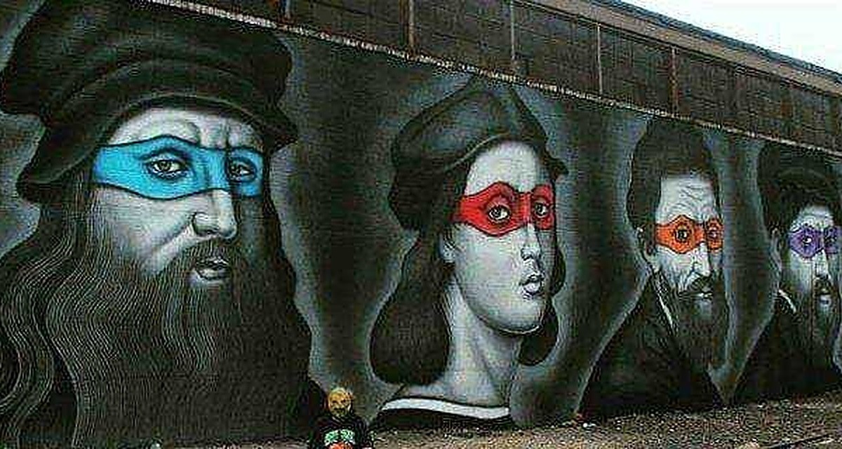 Colorful street art con ritratti di figure misteriose con maschere di diversi colori, simbolo di creatività e arte urbana.
