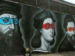 Colorful street art con ritratti di figure misteriose con maschere di diversi colori, simbolo di creatività e arte urbana.