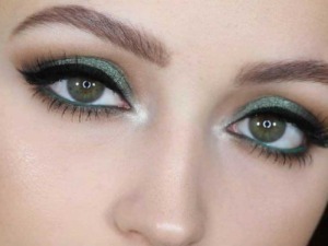 Smokey eye makeup artista, trucco occhi verde con eyeliner nero e sopracciglia perfette, look glamour e sofisticato, tutorial di trucco, appunti sul blog.