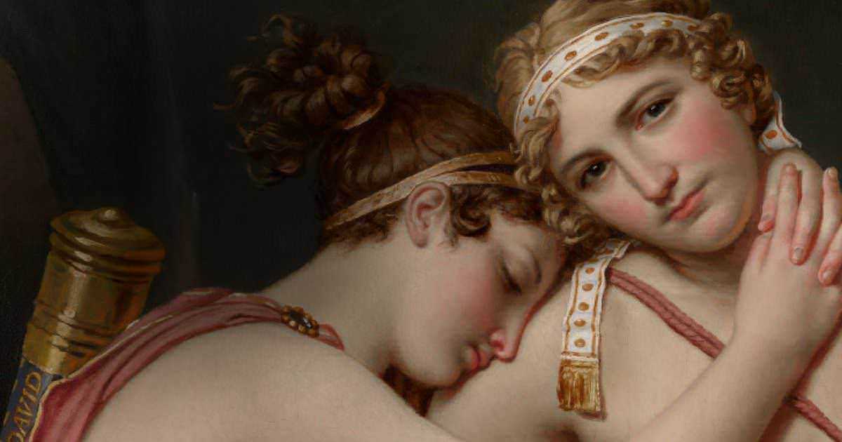 7 Storie d'amore tragiche nella storia, brevi e intense 3 Statuette classica di due giovani donne in un abbraccio intimo, rappresentazione dell'arte antica e della bellezza femminile nella scultura storica.
