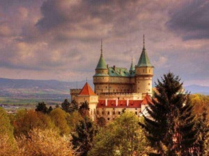 Castello di Bojnice in Slovacchia con torri e architettura neogotica
