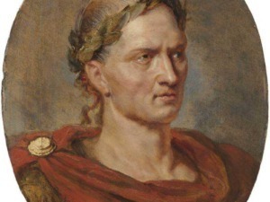 Ritratto di un uomo con capelli castani e tunica rossa su sfondo sfumato, stile classico.
