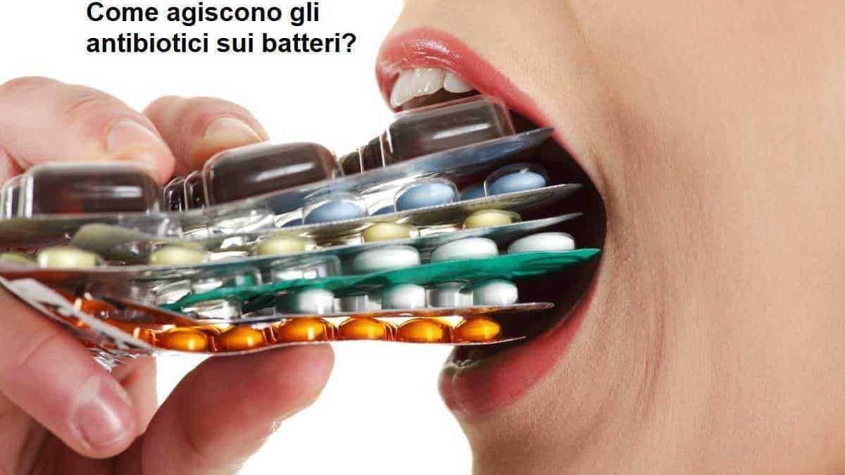 Compresse di antibiotici multicolori in blister con bocca aperta, focus sul tema antibiotici sui batteri.