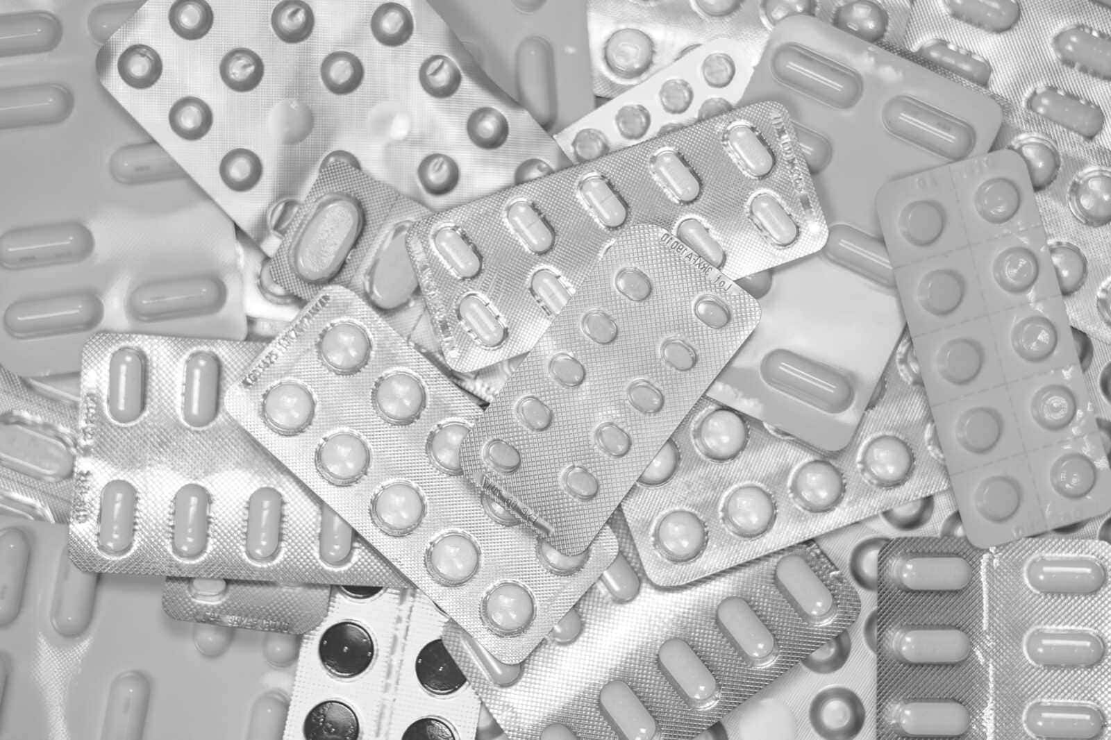 Come agiscono gli antibiotici sui batteri e sul covid 3 Blister di capsule e compresse farmaceutiche in blister di alluminio, in bianco e nero, per la vendita di medicinali e integratori alimentari, contengono pillole e capsule in formato medica.