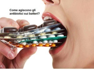Compresse di antibiotici multicolori in blister con bocca aperta, focus sul tema antibiotici sui batteri.