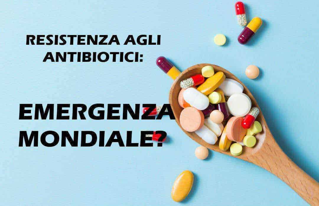 Come agiscono gli antibiotici sui batteri e sul covid 4 Farmaci e capsule medicinali su cucchiaio di legno contro antibiotici resistenti e emergenza mondiale, concetto di crisi sanitaria e antibiotico-resistenza.