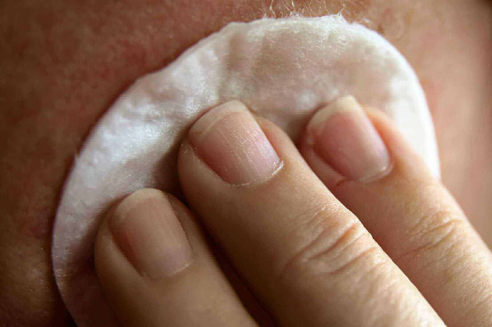 Come lavare il viso correttamente: 5 regole da seguire 3 Pelle che si sta pulendo con le dita e schiuma detergente, cura della pelle e igiene personale, trattamento viso e pulizia della pelle, immagine di attenzione all'igiene.