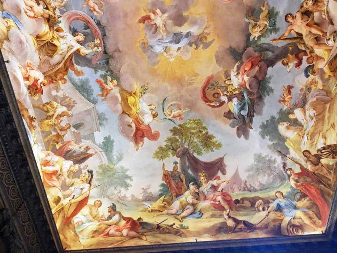 Vetro dipinto con scene mitologiche e figure angeliche in stile barocco, ornato con dettagli artistici e colori vivaci, decorazione innovativa e artistica per la casa o il luogo pubblico.